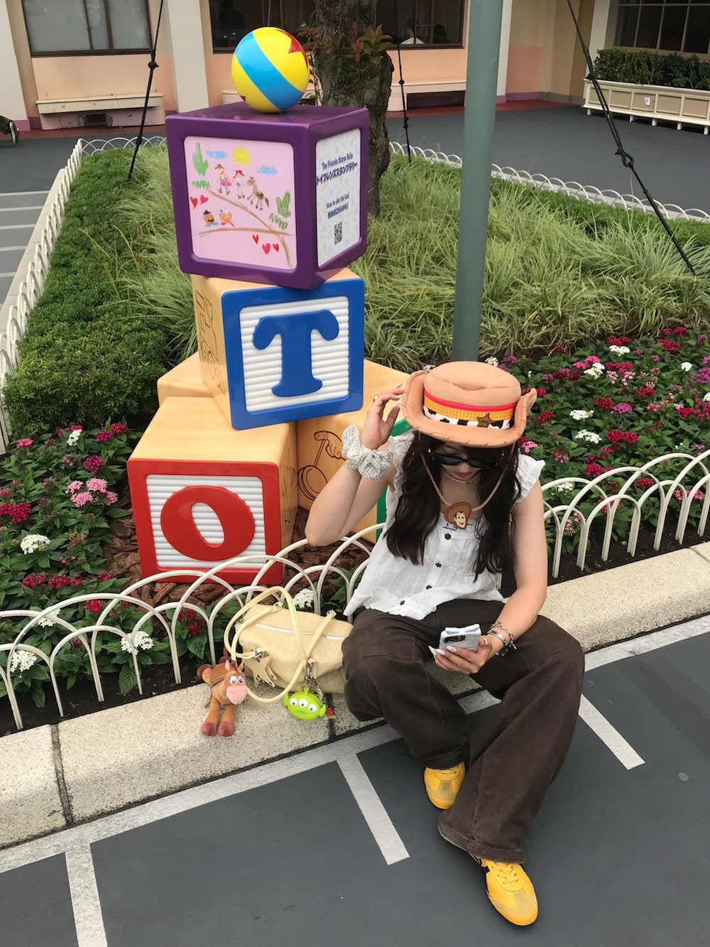 ホワイト系のシャツ/ブラウス、ブラウン系のデニムパンツ、イエロー系のスニーカーを着用したレディースの夏コーディネートの4枚目の写真