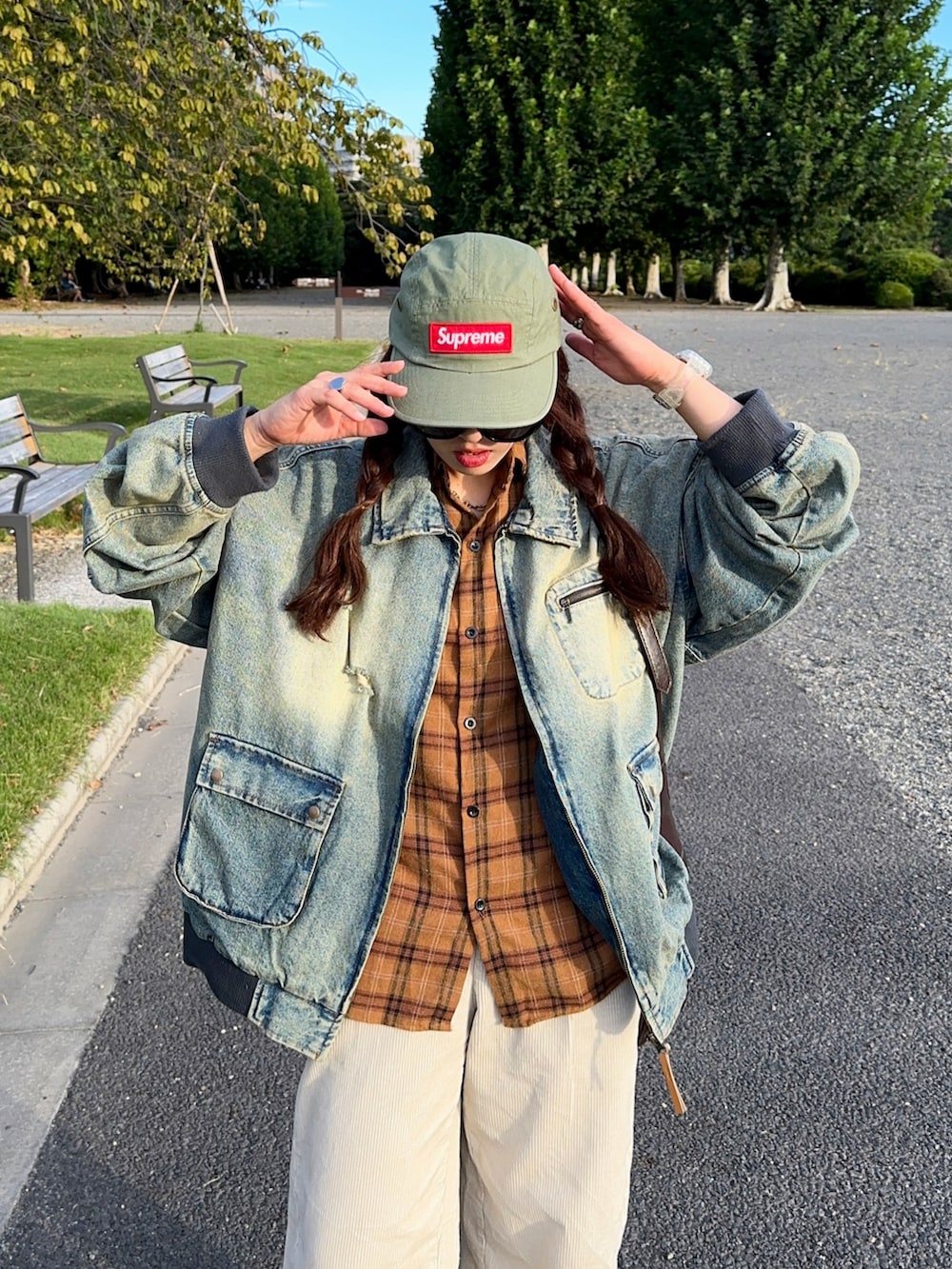 ブルー系のブルゾン、ベージュ系のパンツ、レッド系のスニーカーを着用したレディースの秋コーディネートの2枚目の写真