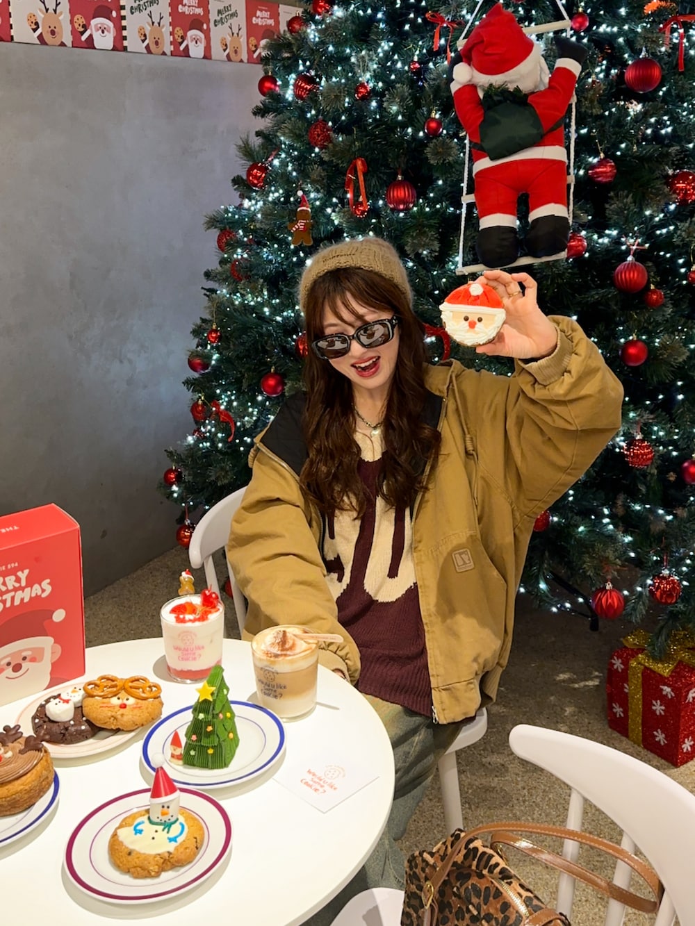 ブルー系のデニムパンツ、ブラウン系のシューズを着用したレディースの秋コーディネートの2枚目の写真