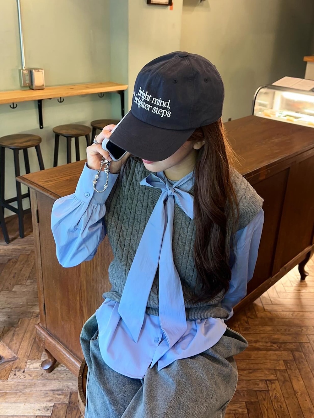 ブルー系のシャツ/ブラウス、グレー系のテーラードジャケット、ブルー系のデニムパンツを着用したレディースの秋コーディネートの2枚目の写真