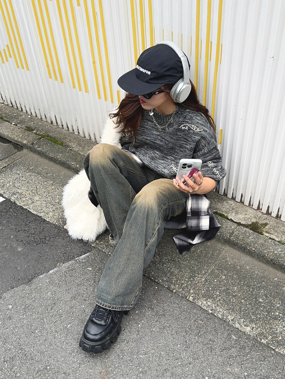 グレー系のニット/セーター、ブルー系のデニムパンツ、ブラック系のシャツ/ブラウスを着用したレディースの秋コーディネートの4枚目の写真