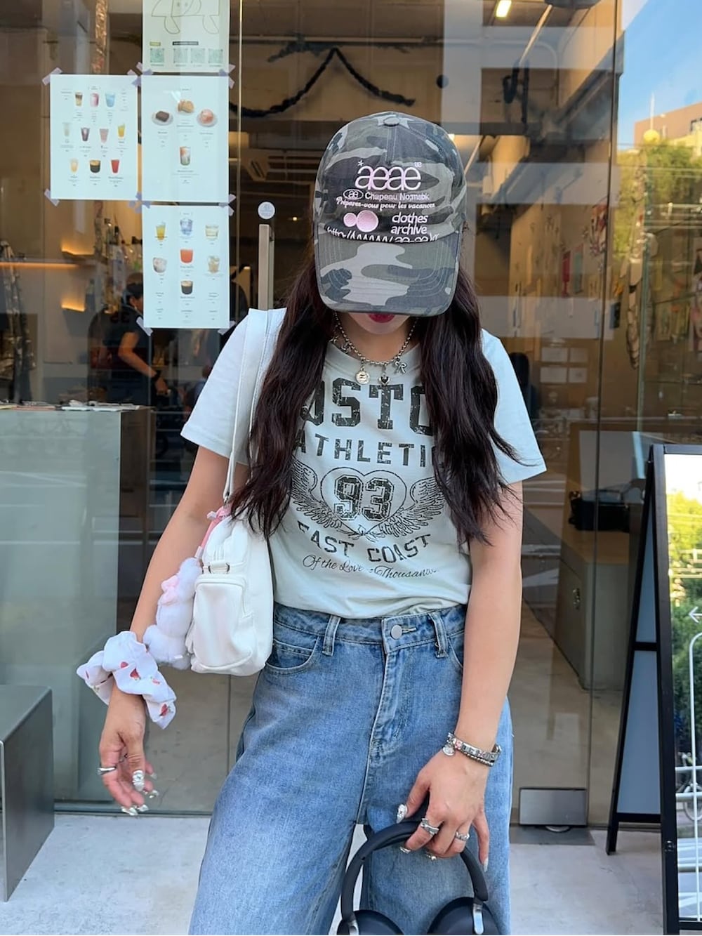 ホワイト系のサンダル、その他のキャップを着用したレディースの夏コーディネートの2枚目の写真