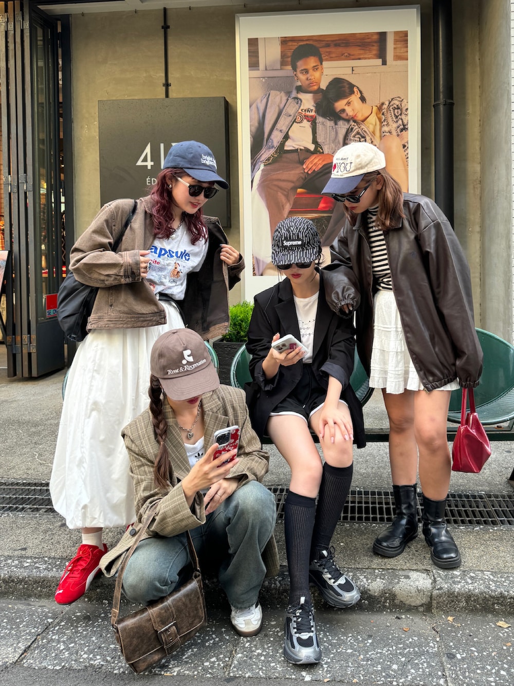 ホワイト系のタンクトップ、ブルー系のデニムパンツ、ホワイト系のスニーカーを着用したレディースの秋コーディネートの5枚目の写真