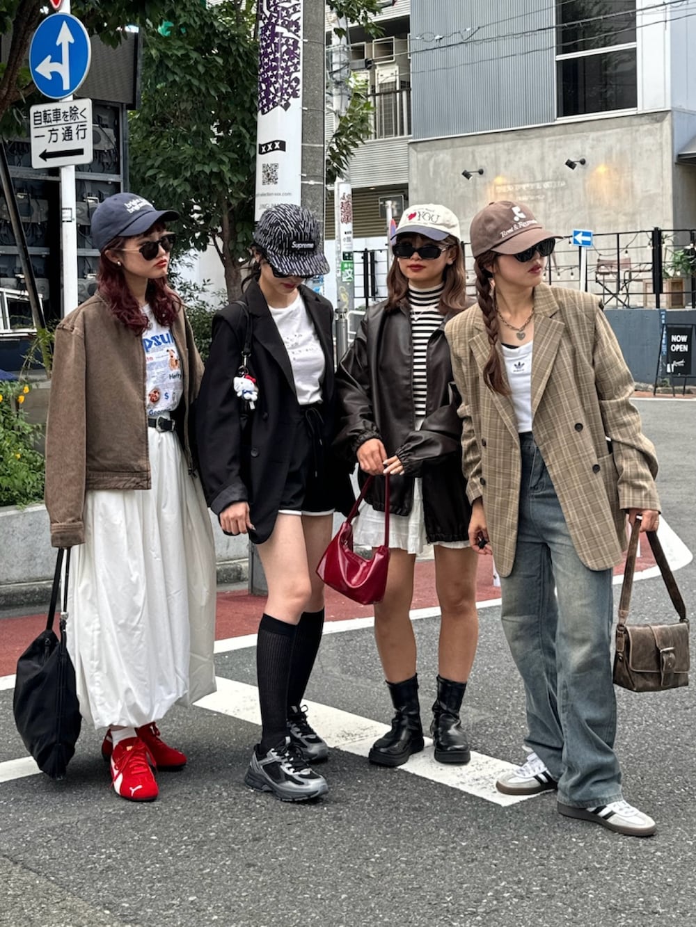 ホワイト系のタンクトップ、ブルー系のデニムパンツ、ホワイト系のスニーカーを着用したレディースの秋コーディネートの2枚目の写真