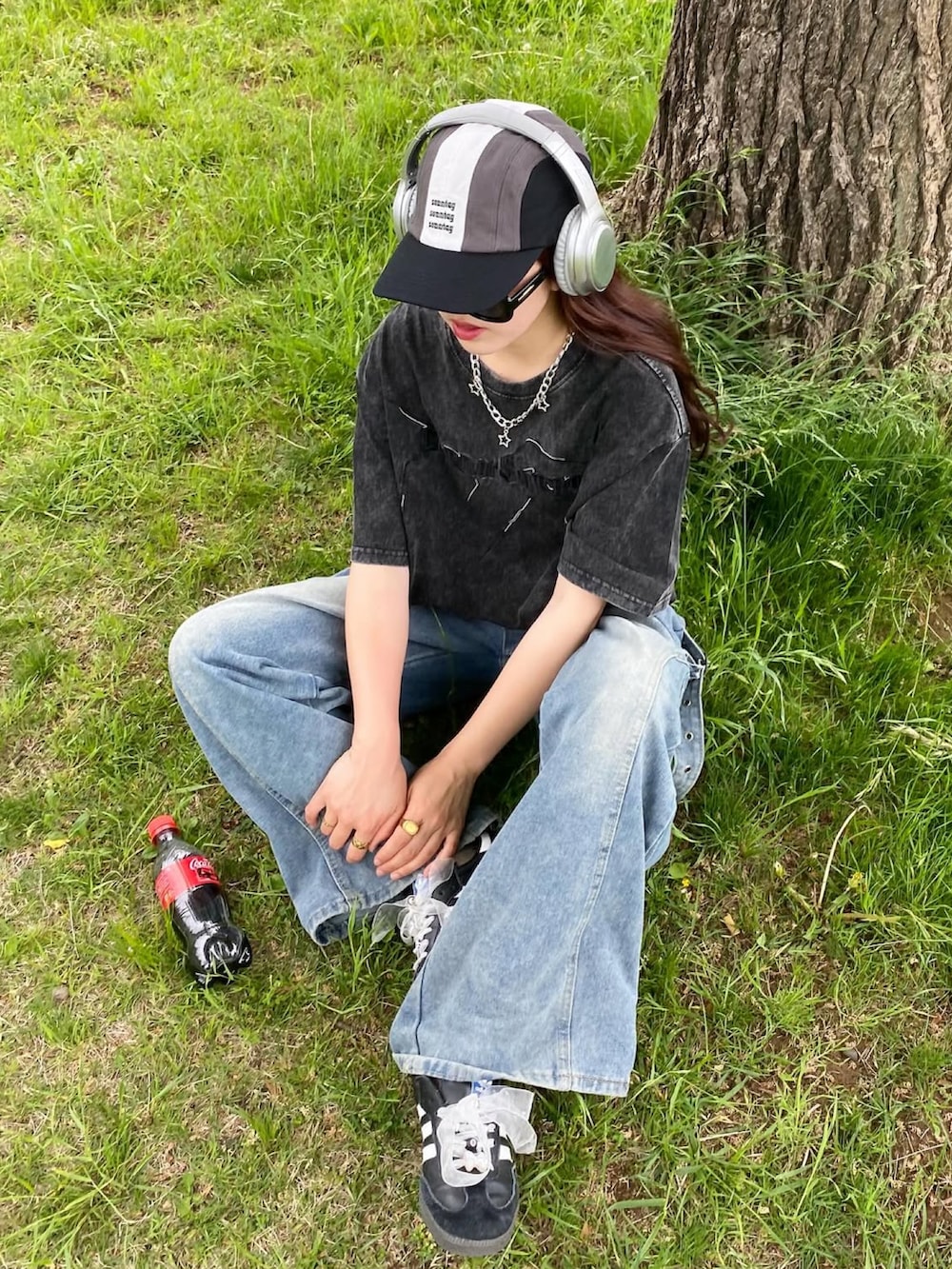 ブラック系のスニーカー、ブラック系のTシャツ/カットソー、ホワイト系のベルトを着用したレディースの夏コーディネートの2枚目の写真