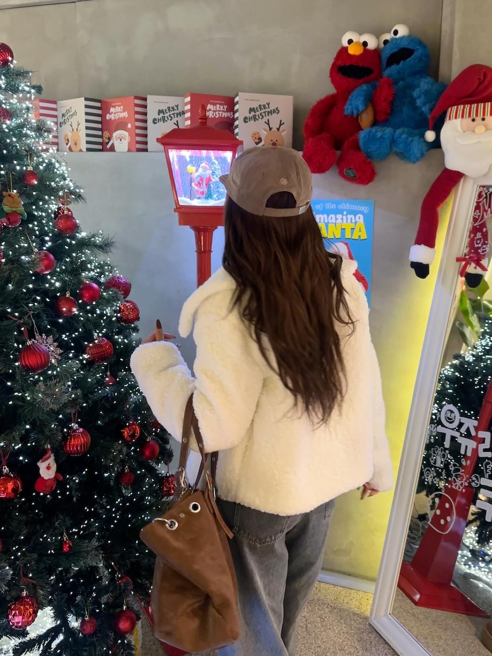 ブルー系のデニムパンツ、ブラウン系のシューズ、ブラウン系のキャップを着用したレディースの秋コーディネートの3枚目の写真