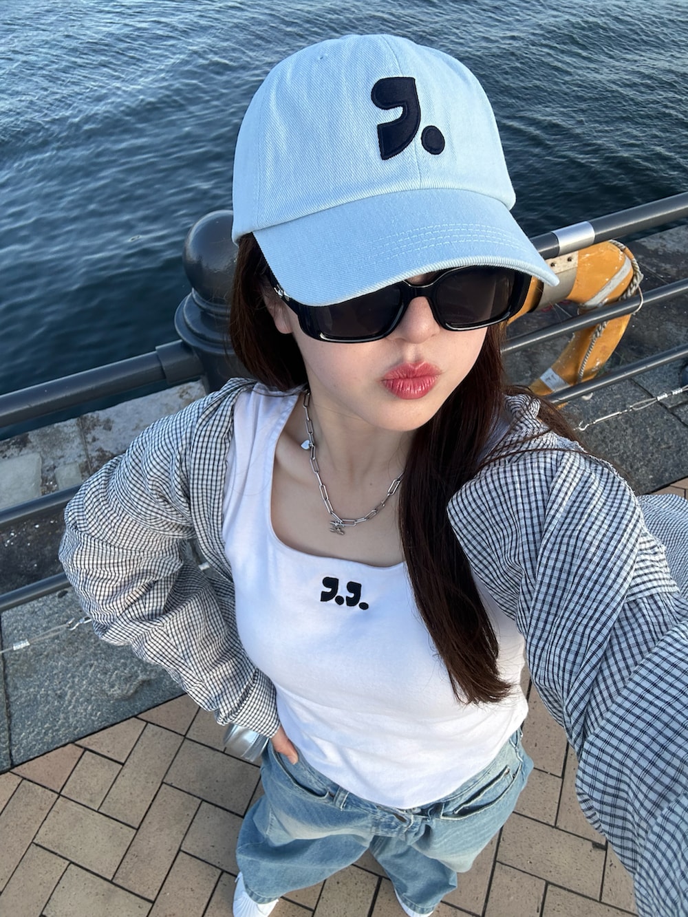 ホワイト系のTシャツ/カットソー、ホワイト系のシャツ/ブラウス、ブルー系のデニムパンツを着用したレディースの春コーディネートの3枚目の写真