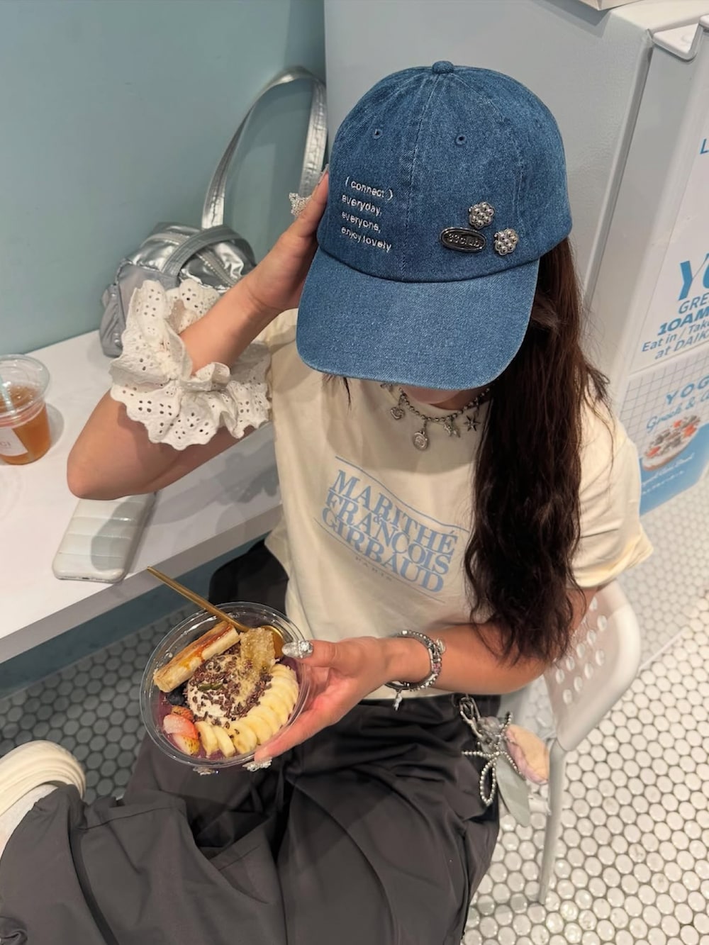 グレー系のカーゴパンツ、ホワイト系のサンダル、ホワイト系のTシャツ/カットソーを着用したレディースの夏コーディネートの2枚目の写真