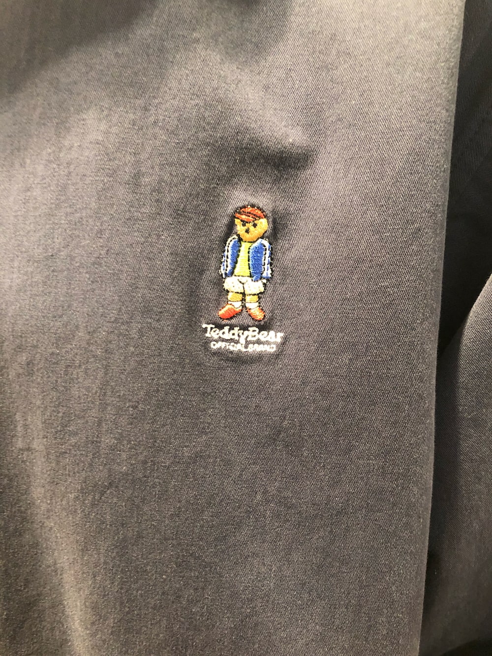 ブルー系のシャツ/ブラウス、ベージュ系のスラックス、ブラック系のその他シューズを着用したメンズの冬コーディネートの2枚目の写真