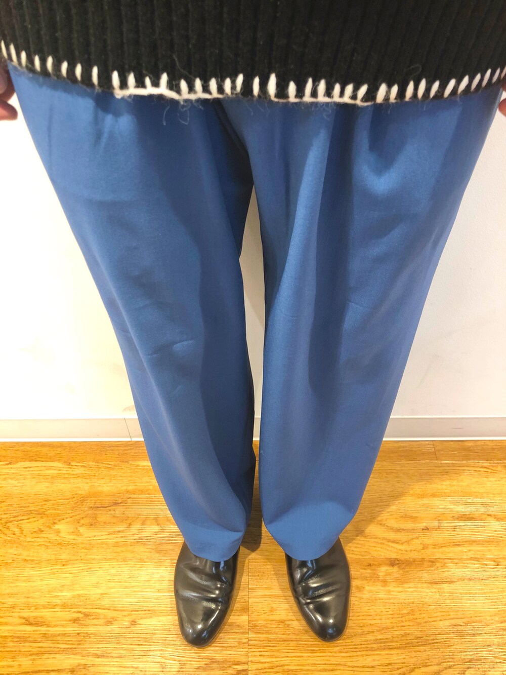 その他のジャケット/アウター、ブラック系のニット/セーター、ブルー系のスラックスを着用したメンズの冬コーディネートの3枚目の写真