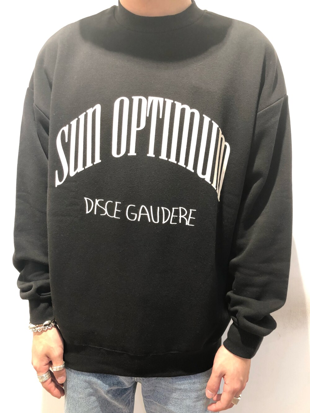 ブラック系のスウェット、ホワイト系のカバーオール、ブルー系のパンツを着用したメンズの冬コーディネートの4枚目の写真