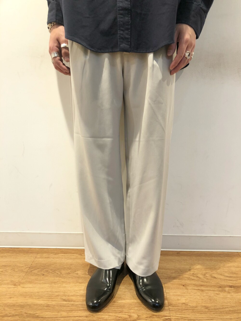 ブルー系のシャツ/ブラウス、ベージュ系のスラックス、ブラック系のその他シューズを着用したメンズの冬コーディネートの3枚目の写真