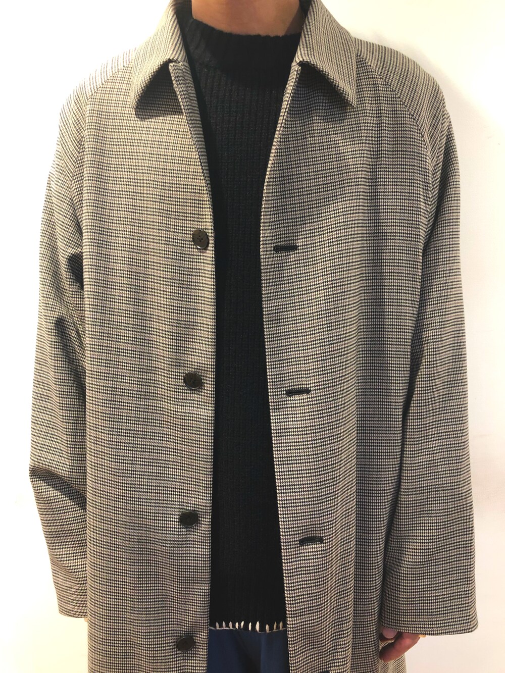 その他のジャケット/アウター、ブラック系のニット/セーター、ブルー系のスラックスを着用したメンズの冬コーディネートの2枚目の写真