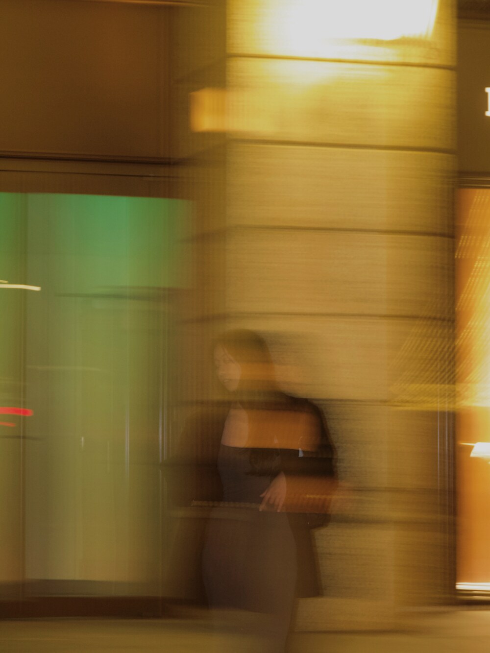 グレー系のワンピース/ドレスを着用したレディースの冬コーディネートの4枚目の写真