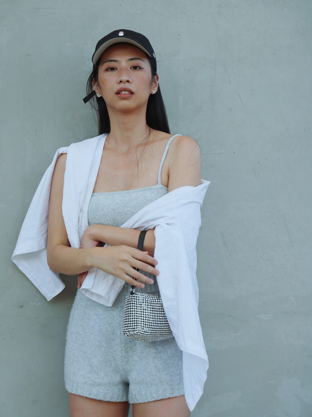 グレー系のパンツ、グレー系のチューブトップ、グレー系のトートバッグを着用したレディースの冬コーディネートの3枚目の写真