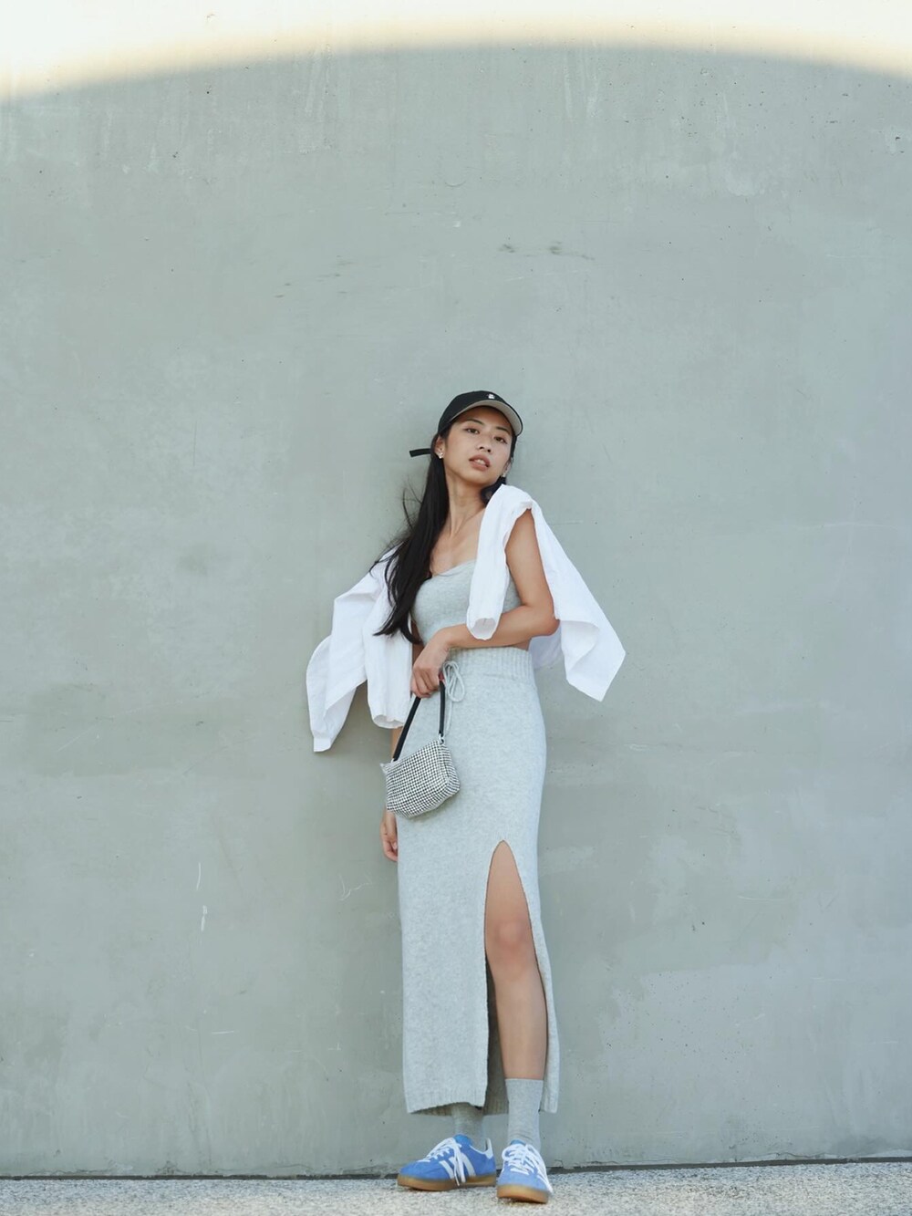 グレー系のパンツ、グレー系のチューブトップ、グレー系のトートバッグを着用したレディースの冬コーディネートの2枚目の写真