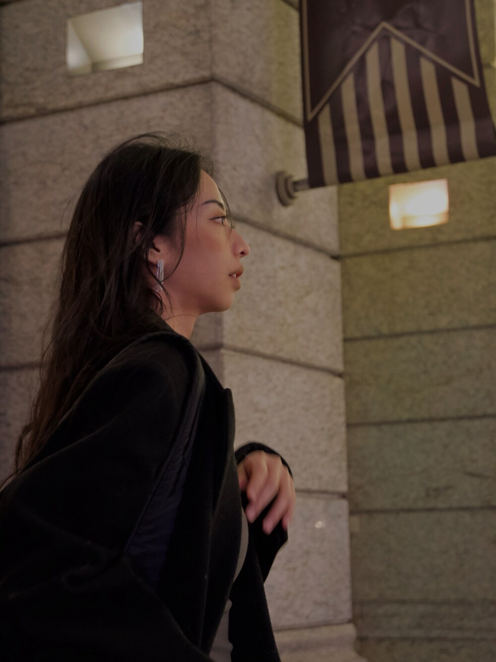 グレー系のワンピース/ドレスを着用したレディースの冬コーディネートの3枚目の写真