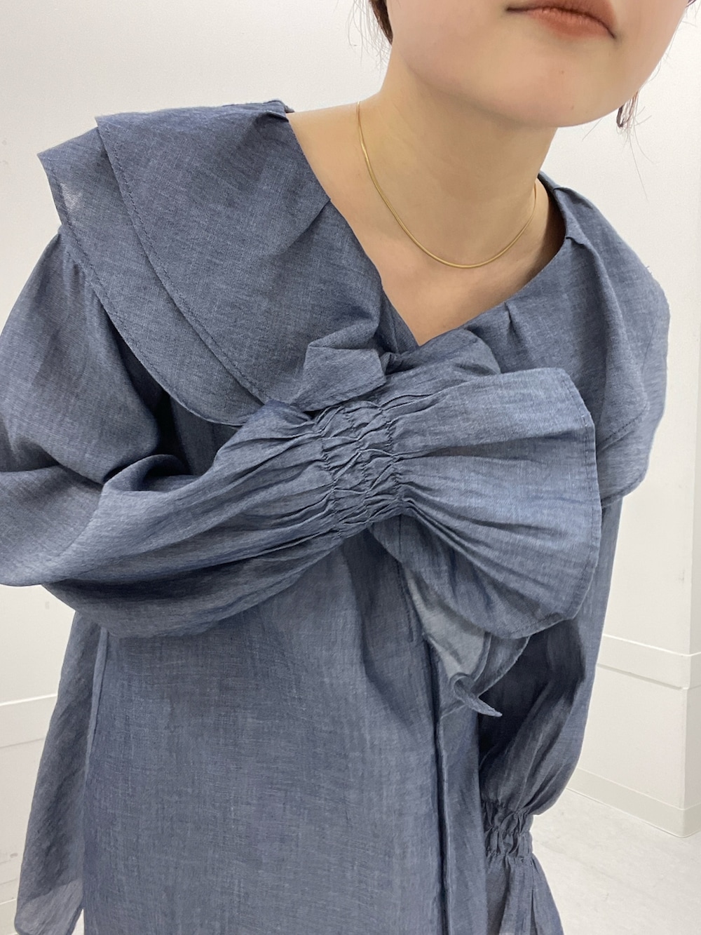 ブルー系のシャツ/ブラウス、ブラック系のその他パンツを着用したレディースの冬コーディネートの5枚目の写真