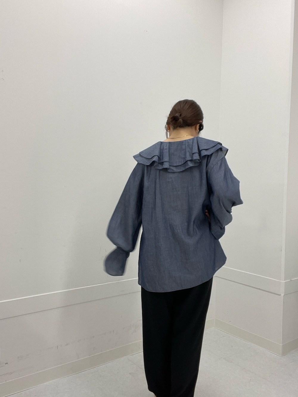 ブルー系のシャツ/ブラウス、ブラック系のその他パンツを着用したレディースの冬コーディネートの3枚目の写真