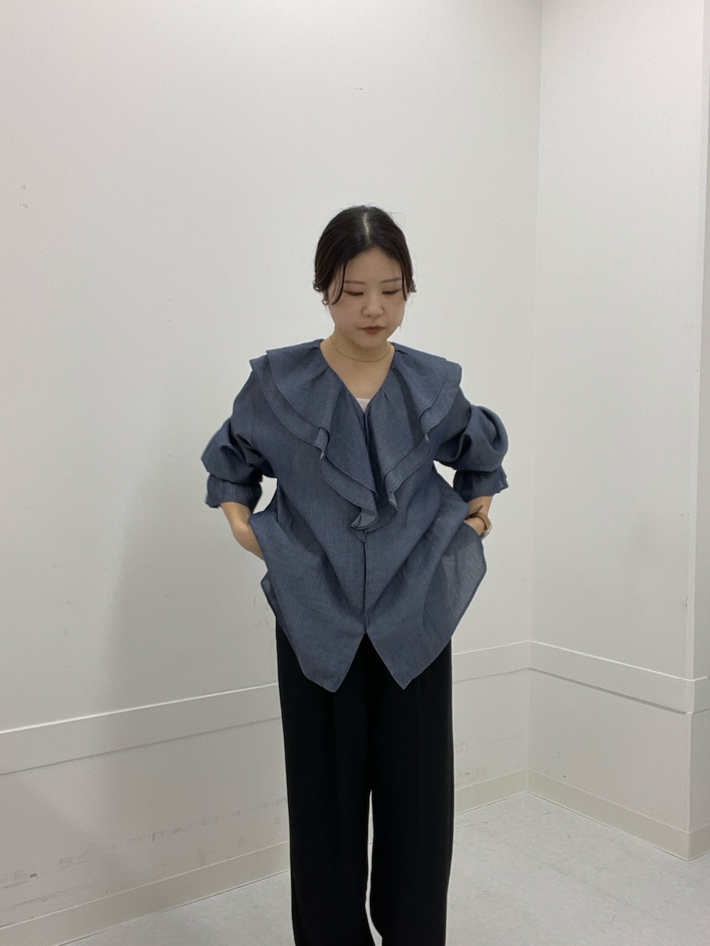 ブルー系のシャツ/ブラウス、ブラック系のその他パンツを着用したレディースの冬コーディネートの2枚目の写真