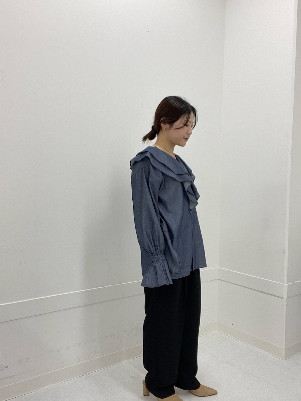 ブルー系のシャツ/ブラウス、ブラック系のその他パンツを着用したレディースの冬コーディネートの4枚目の写真