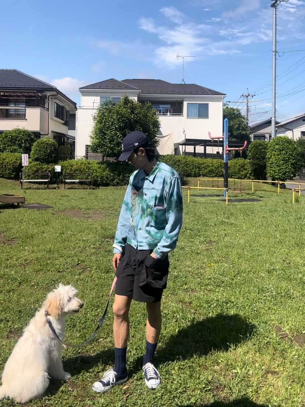 グリーン系のデニムジャケット、ブラック系のその他パンツ、ブルー系のスニーカーを着用したメンズの春コーディネートの4枚目の写真