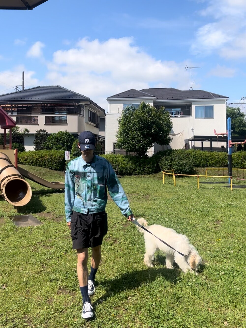 グリーン系のデニムジャケット、ブラック系のその他パンツ、ブルー系のスニーカーを着用したメンズの春コーディネートの3枚目の写真