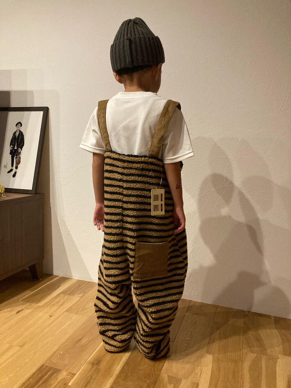 ベージュ系のサロペット/オーバーオールを着用したキッズの秋コーディネートの2枚目の写真