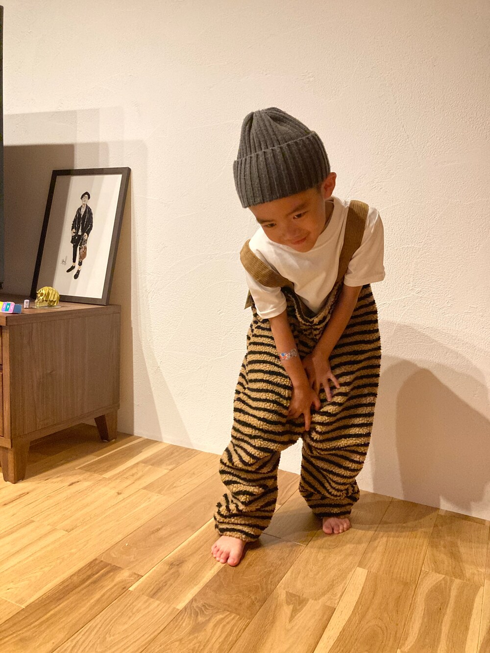 ベージュ系のサロペット/オーバーオールを着用したキッズの秋コーディネートの3枚目の写真