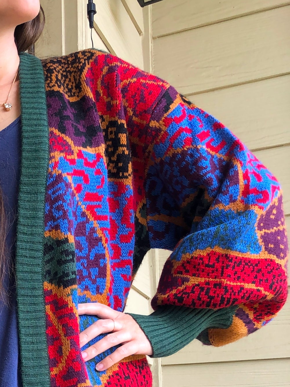 ブルー系のTシャツ/カットソー、ブラック系のその他パンツ、その他のニット/セーターを着用したレディースの夏コーディネートの3枚目の写真