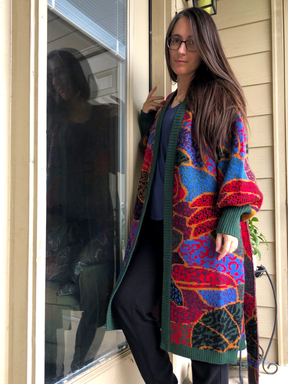 ブルー系のTシャツ/カットソー、ブラック系のその他パンツ、その他のニット/セーターを着用したレディースの夏コーディネートの2枚目の写真