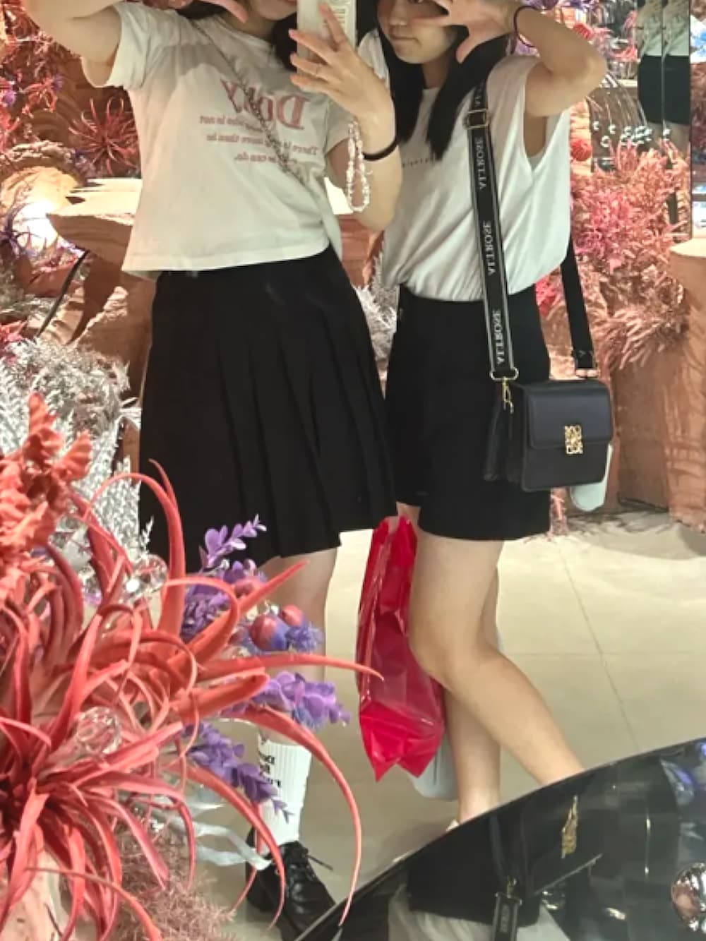 ホワイト系のTシャツ/カットソー、ブラック系のスカート、ブラック系のブーツを着用したレディースの夏コーディネートの2枚目の写真