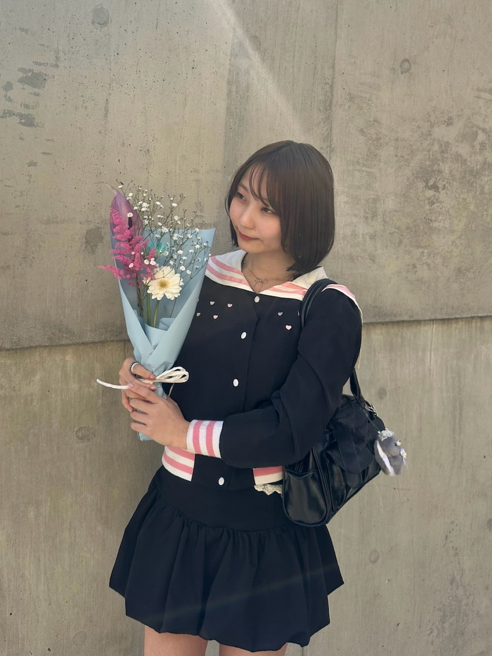 ブラック系のジャケット/アウター、ブラック系のスニーカー、ブラック系のスカートを着用したレディースの春コーディネートの2枚目の写真