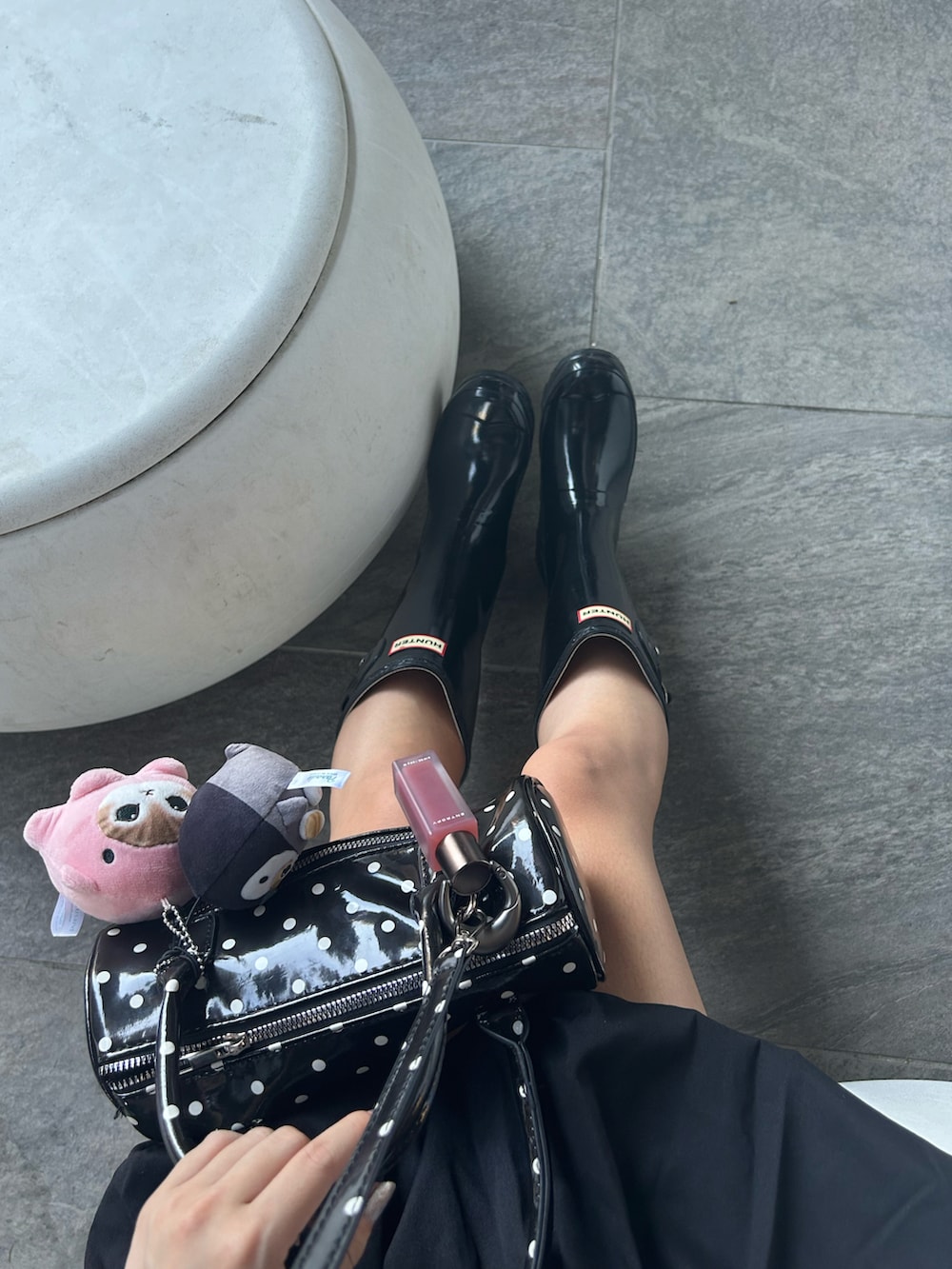 グレー系のTシャツ/カットソー、ブラック系のその他トップス、ブラック系のスカートを着用したレディースの秋コーディネートの2枚目の写真