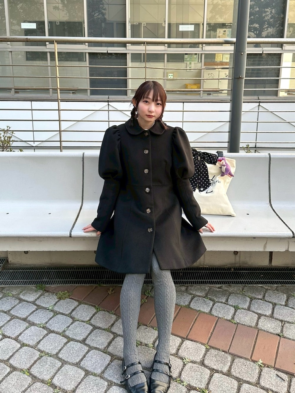 ブラック系のジャケット/アウター、ベージュ系のトートバッグ、ブラック系のパンプスを着用したレディースの冬コーディネートの3枚目の写真