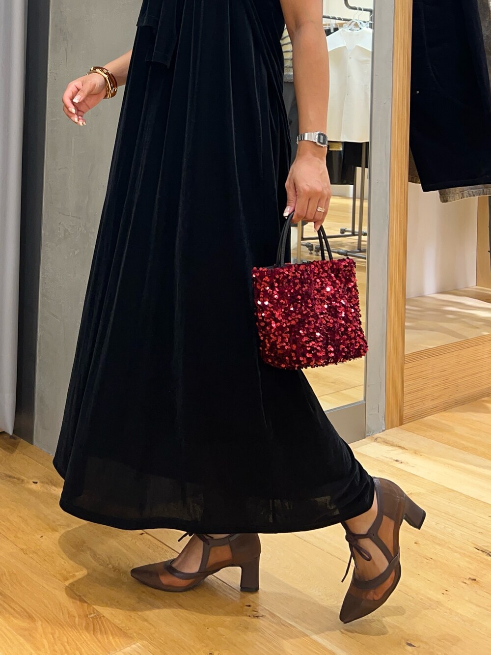 ブラック系のTシャツ/カットソー、ブラック系のワンピース、レッド系のショルダーバッグを着用したレディースの秋コーディネートの2枚目の写真