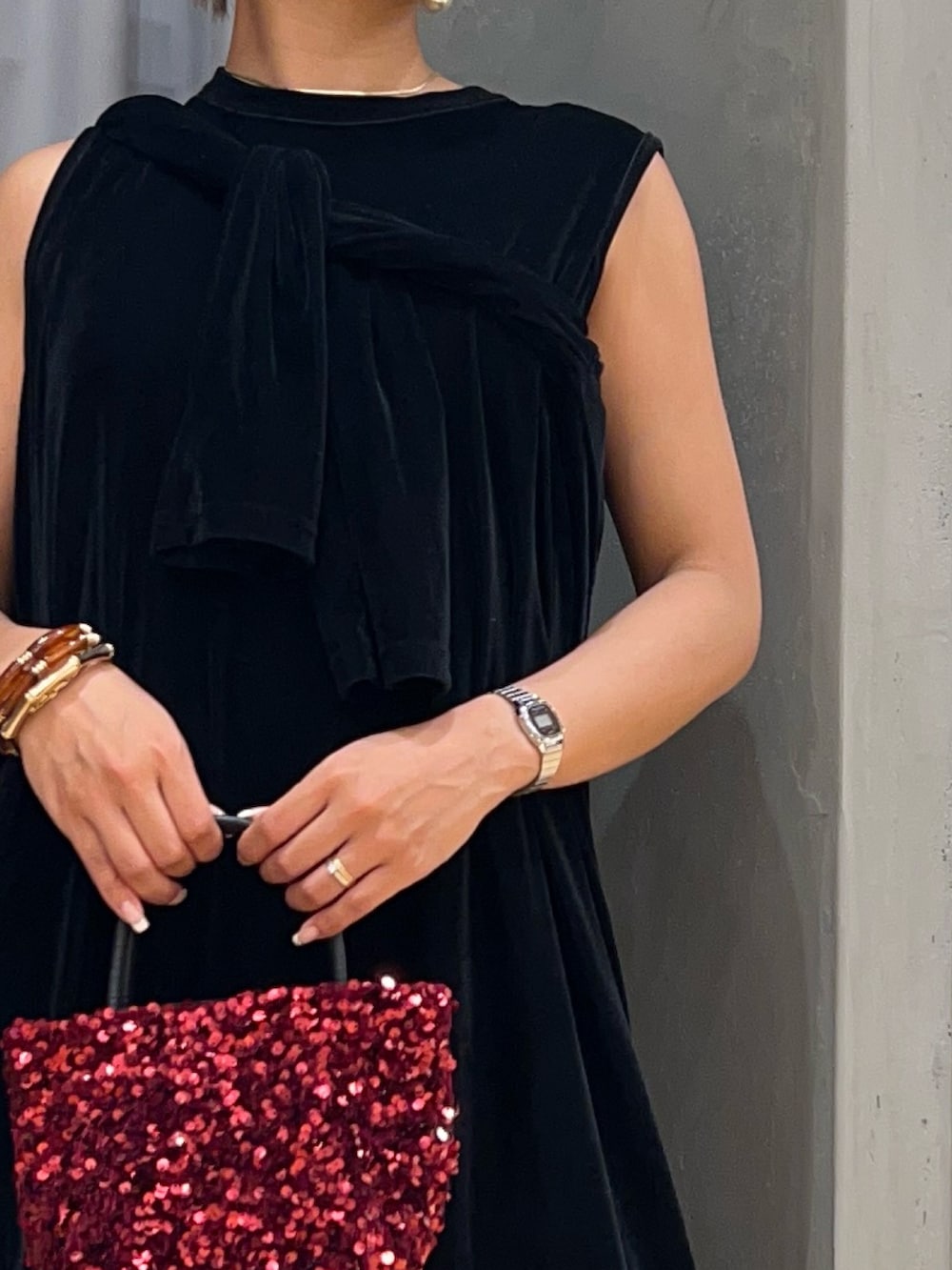 ブラック系のTシャツ/カットソー、ブラック系のワンピース、レッド系のショルダーバッグを着用したレディースの秋コーディネートの3枚目の写真