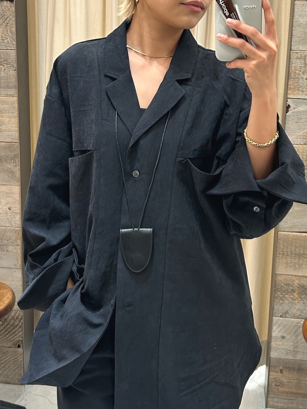 グレー系のシャツ/ブラウス、ブラック系のその他シューズを着用したレディースの秋コーディネートの3枚目の写真