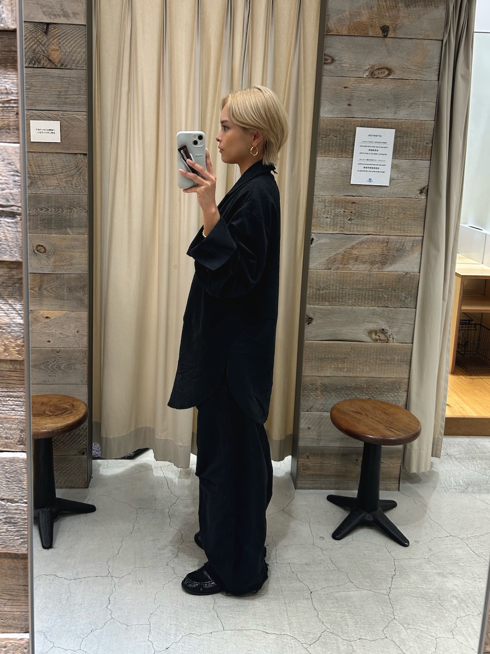 グレー系のシャツ/ブラウス、ブラック系のその他シューズを着用したレディースの秋コーディネートの2枚目の写真