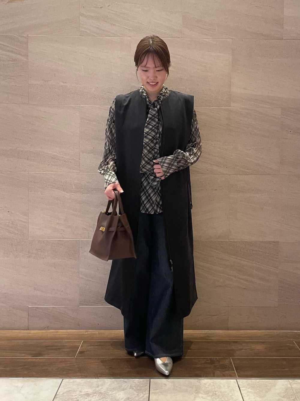 ブラック系のシャツ/ブラウス、ブルー系のワンピース、ブラウン系のトートバッグを着用したレディースの秋コーディネートの3枚目の写真