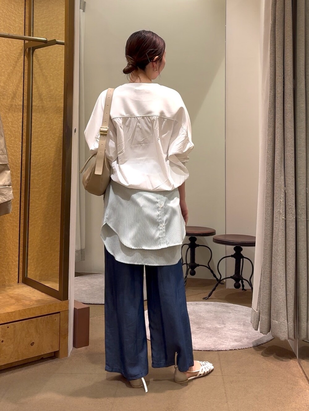 ホワイト系のTシャツ/カットソー、グリーン系のシャツ/ブラウス、ブルー系のその他パンツを着用したレディースの春コーディネートの2枚目の写真