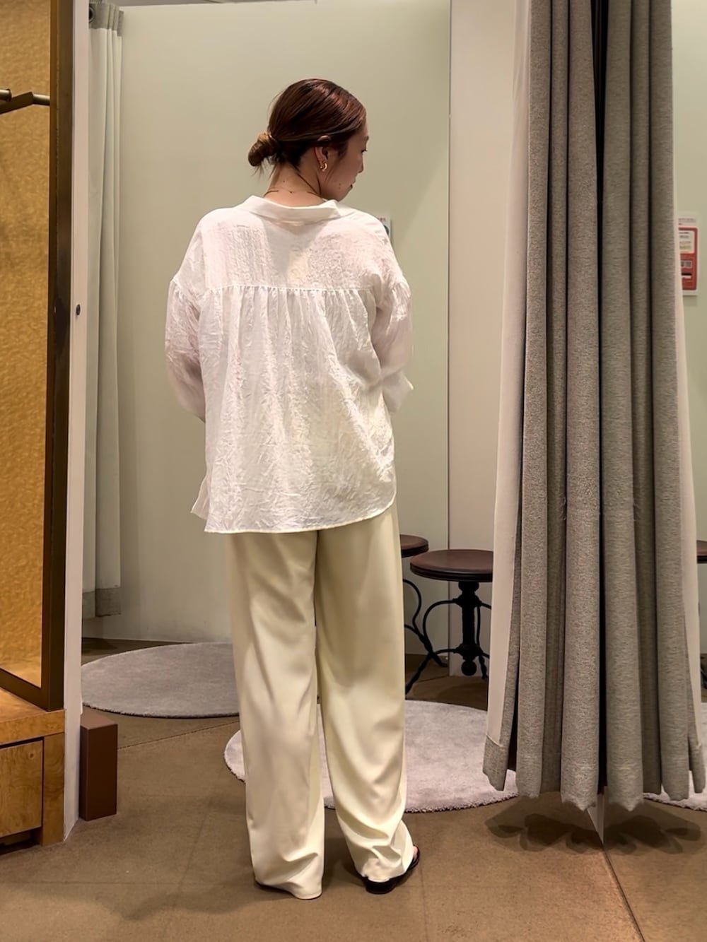 ホワイト系のTシャツ/カットソー、ホワイト系のシャツ/ブラウス、イエロー系のその他パンツを着用したレディースの夏コーディネートの2枚目の写真
