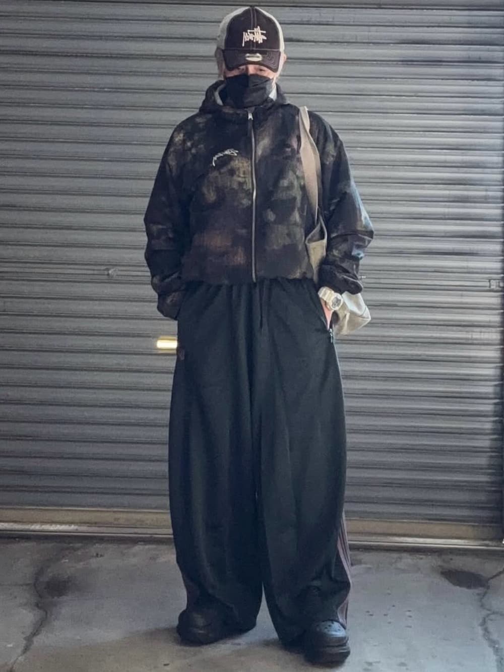 グリーン系のナイロンジャケット、ブラック系のスウェット、グリーン系のその他パンツを着用したメンズの冬コーディネートの4枚目の写真