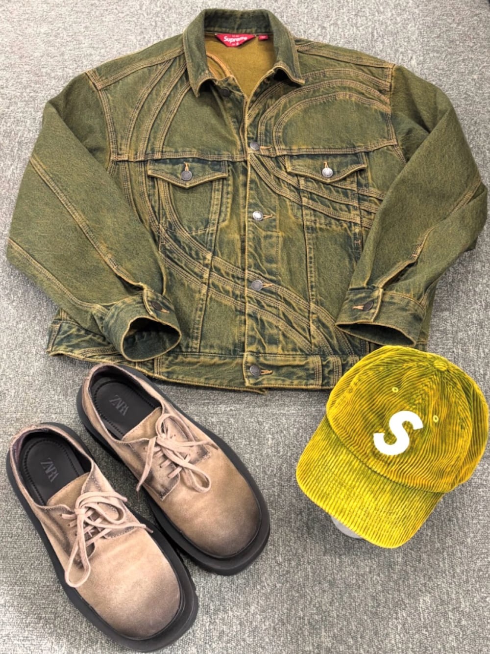 ベージュ系のデニムジャケット、ブラック系のカーゴパンツ、ブラウン系のその他シューズを着用したメンズの冬コーディネートの5枚目の写真