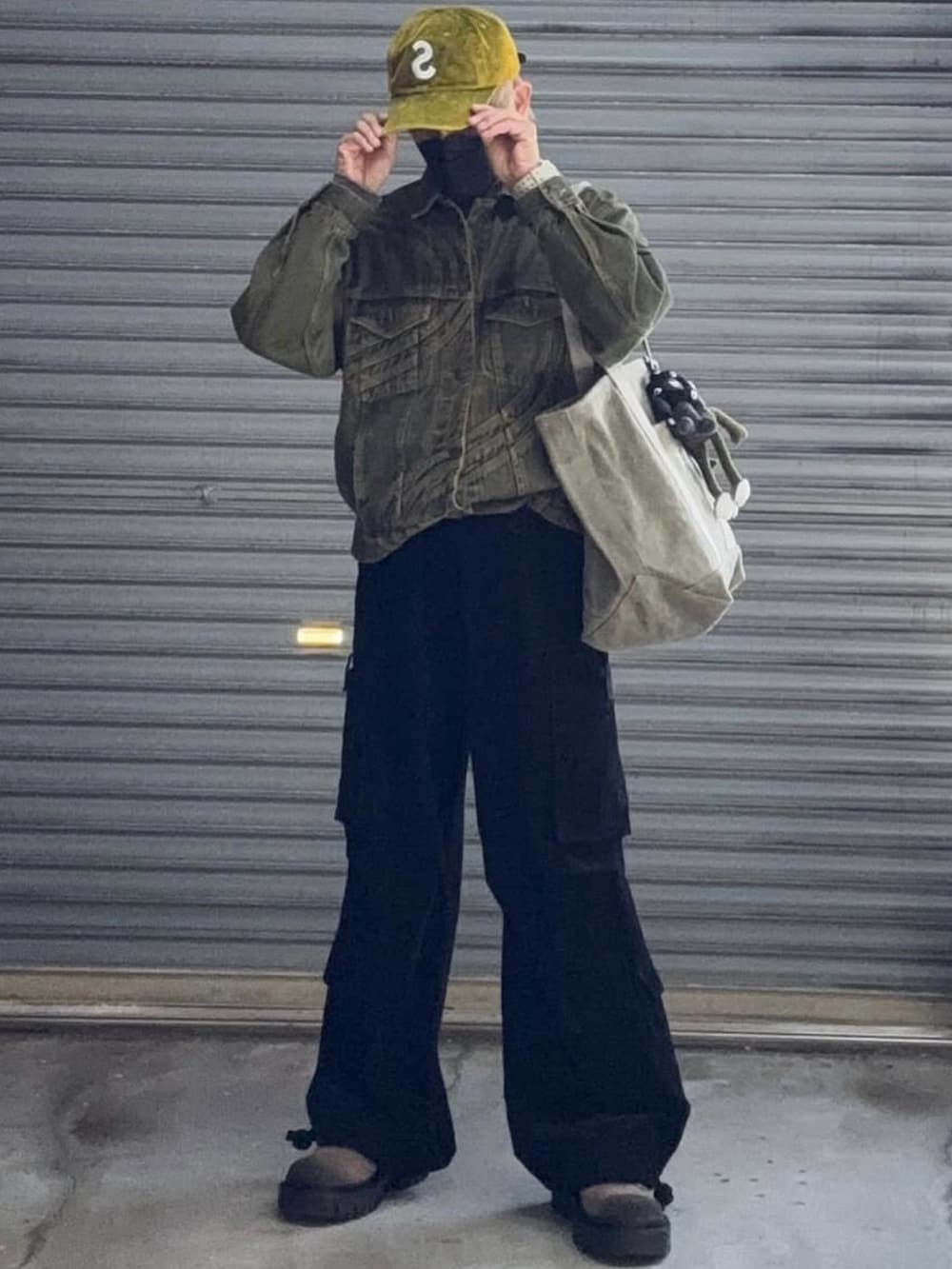 ベージュ系のデニムジャケット、ブラック系のカーゴパンツ、ブラウン系のその他シューズを着用したメンズの冬コーディネートの2枚目の写真