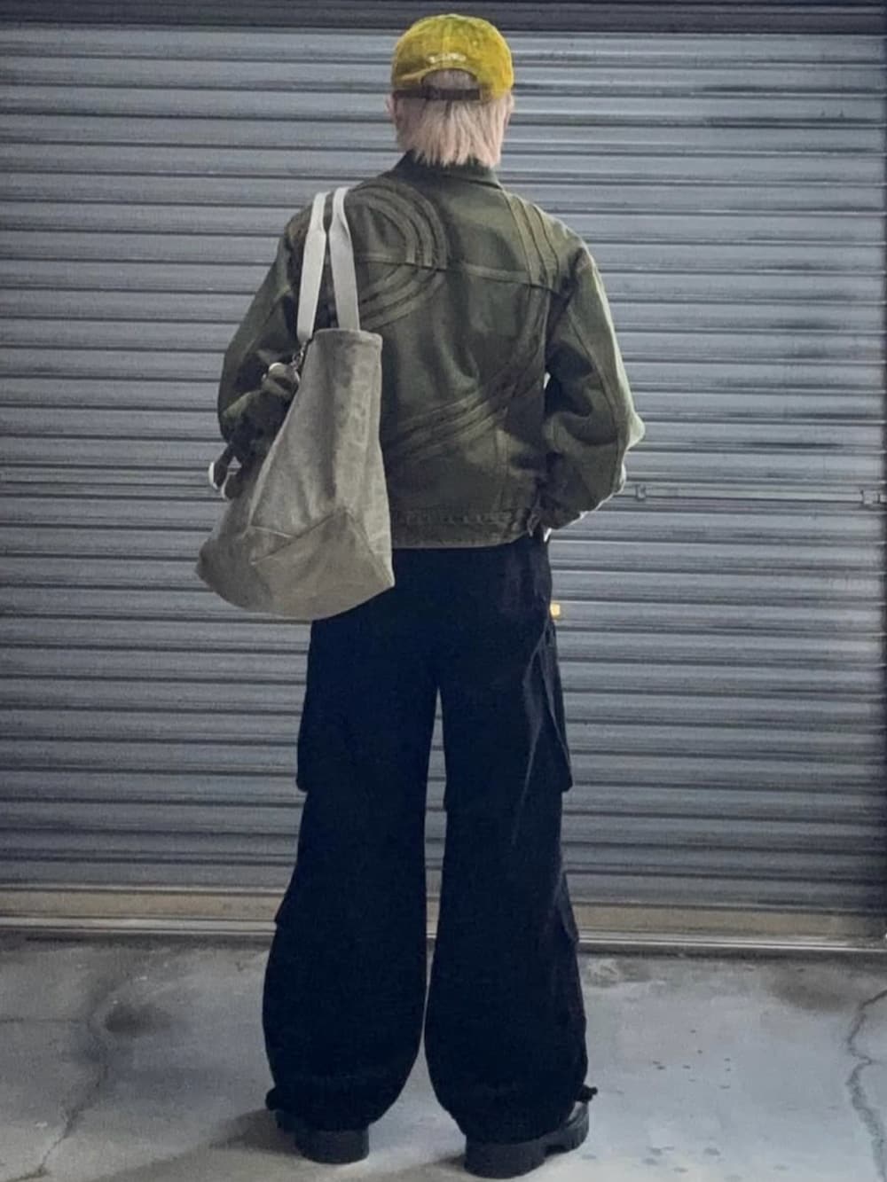 ベージュ系のデニムジャケット、ブラック系のカーゴパンツ、ブラウン系のその他シューズを着用したメンズの冬コーディネートの4枚目の写真