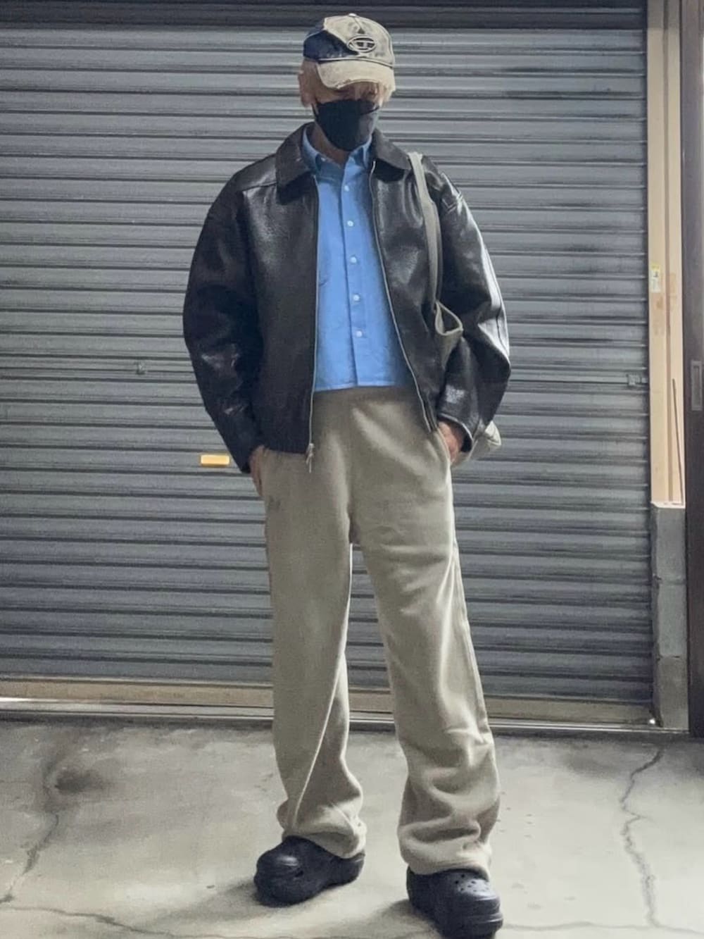 ブラック系のブルゾン、ベージュ系のスウェットパンツ、ブラック系のサンダルを着用したメンズの冬コーディネートの4枚目の写真