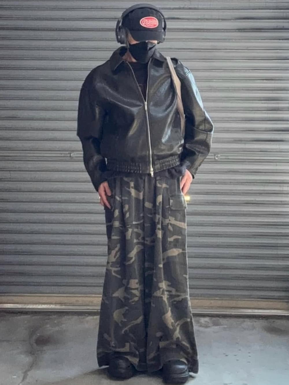 ブラック系のライダースジャケット、ブラック系のTシャツ/カットソー、グリーン系のその他パンツを着用したメンズの冬コーディネートの4枚目の写真