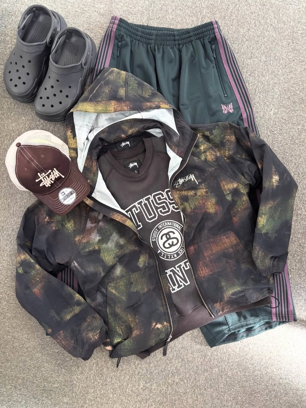 グリーン系のナイロンジャケット、ブラック系のスウェット、グリーン系のその他パンツを着用したメンズの冬コーディネートの5枚目の写真