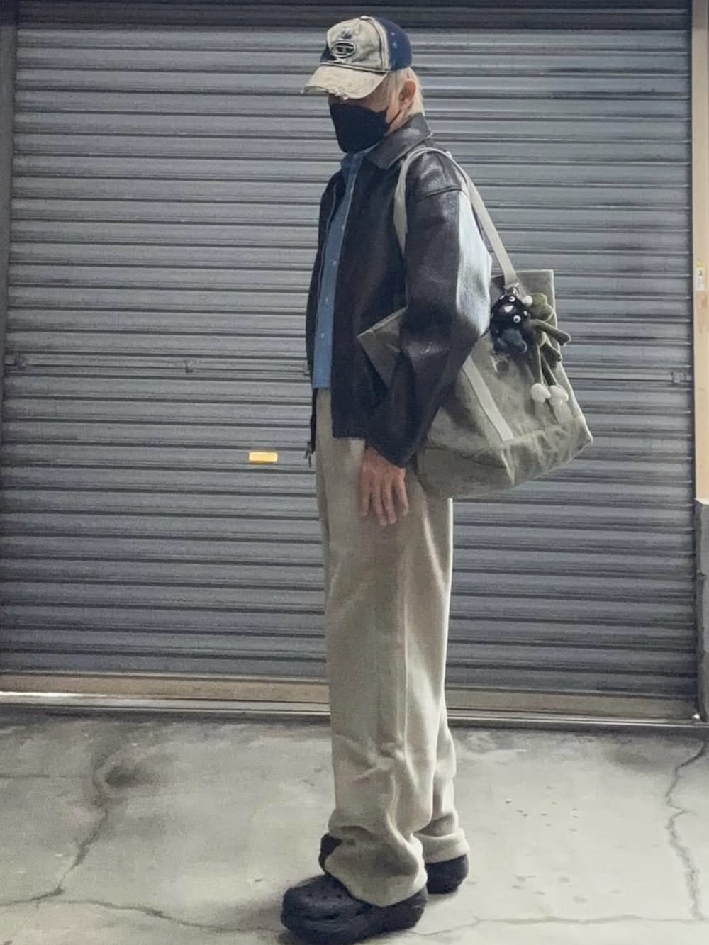 ブラック系のブルゾン、ベージュ系のスウェットパンツ、ブラック系のサンダルを着用したメンズの冬コーディネートの3枚目の写真